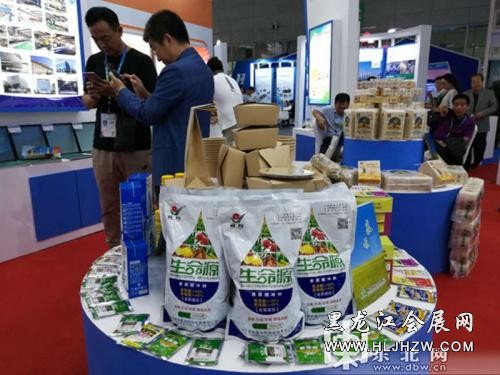 在佳木斯展区，黑龙江泉林生态农业有限公司带来了以水稻，玉米等农作物秸秆为原料制成的本色生活纸和黄腐酸有机肥。